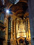 алтарь в церкви Клеригуш,трон выполнен из 4-х сортов мрамора
